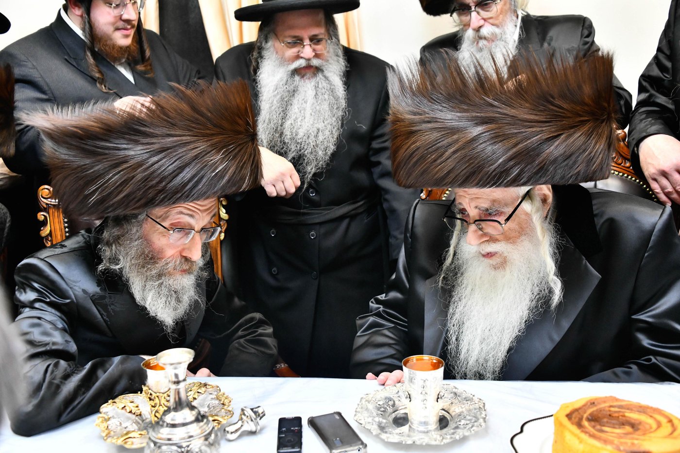 הרבי מצאנז בשמחת הוואכט נאכט לנכד הרה"צ רבי אלימלך בידרמן