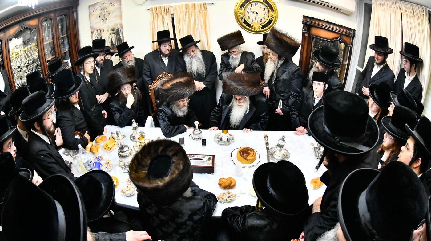 הרבי מצאנז בשמחת הוואכט נאכט לנכד הרה"צ רבי אלימלך בידרמן