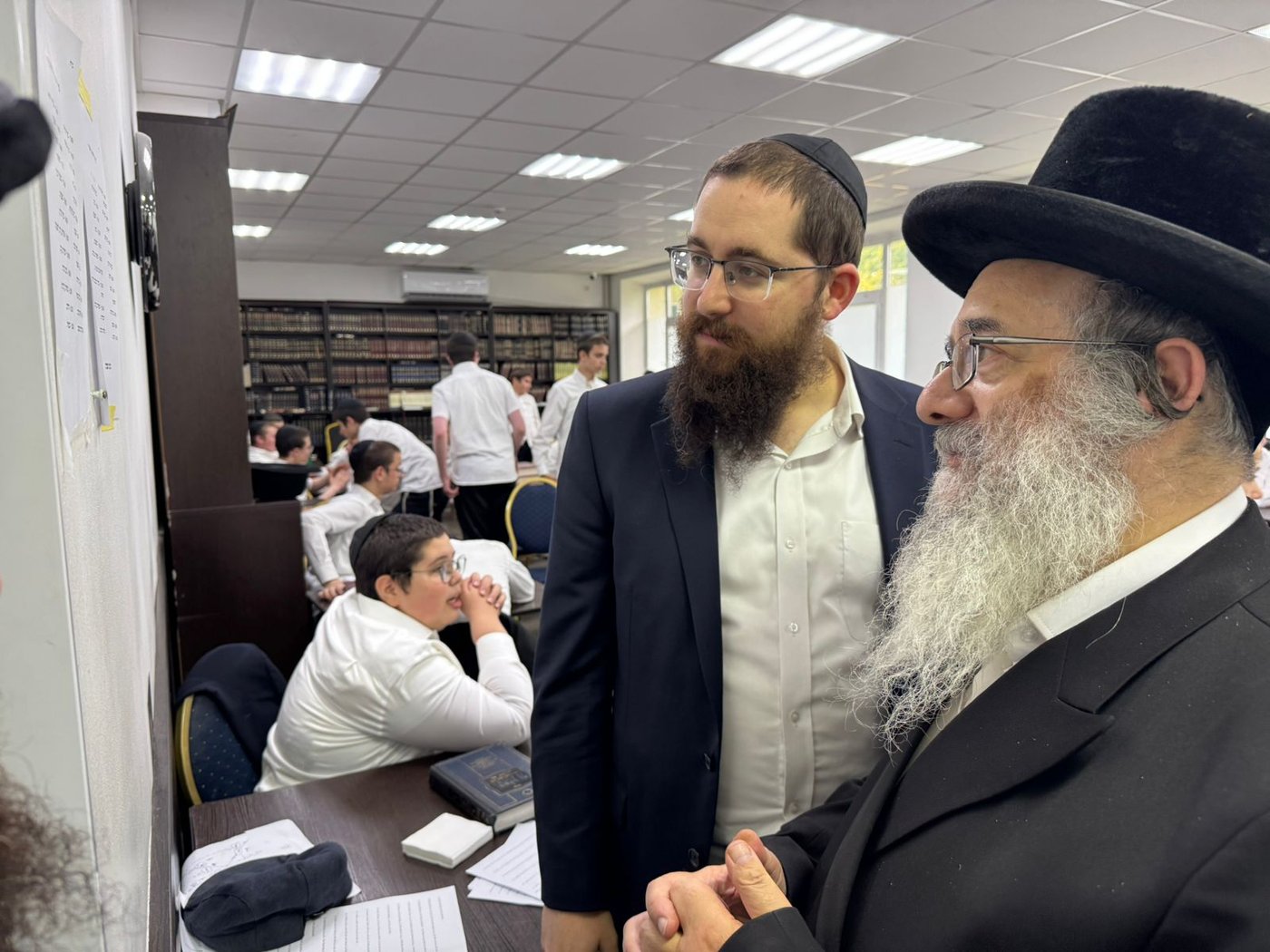 'שיעור כללי' בעיר האוקראינית: הדיין הבכיר מול עשרות ילדי שלוחים