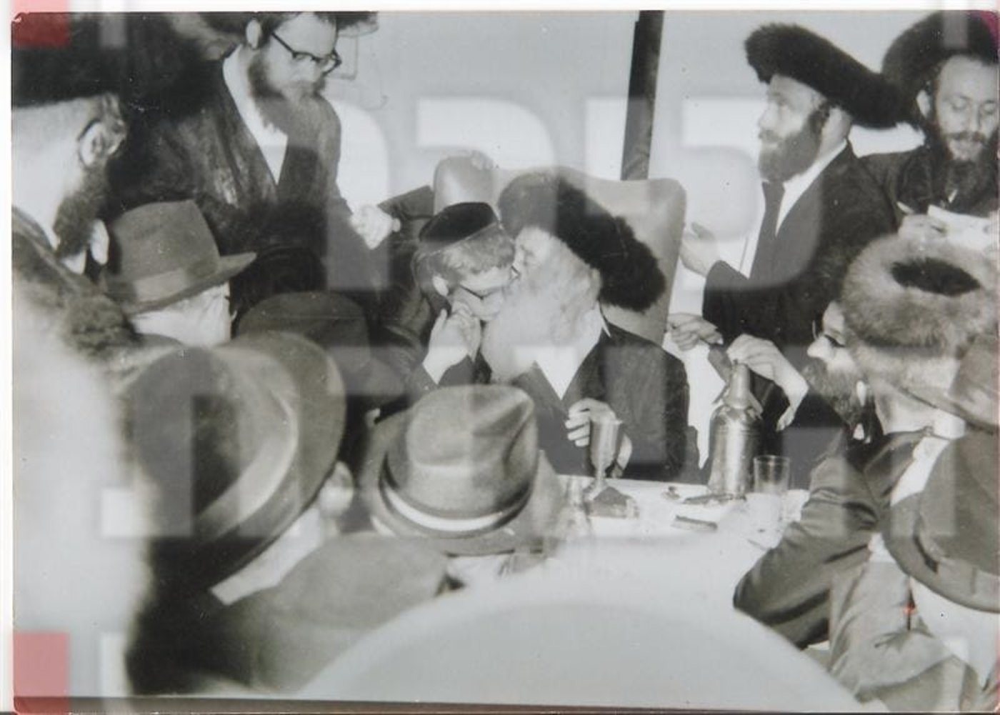 הרה"ק בעל ה'אמרי חיים' מויז'ניץ זי"ע, עם אחיינו האדמו"ר מסערט ויז'ניץ - כבר אז פיאותיו מסביב לאוזניים
