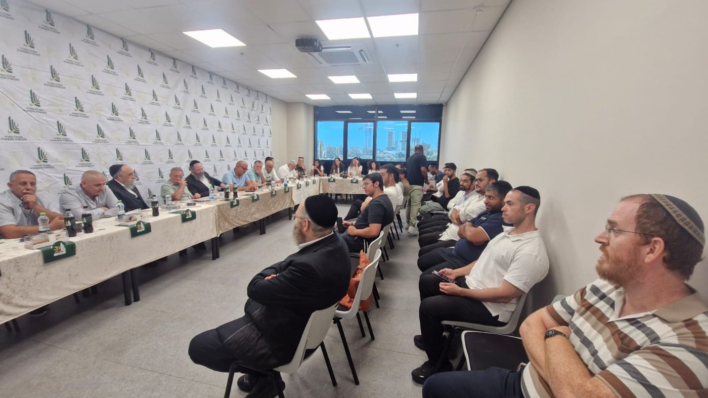 לתוכנית התקבלו 15 גברים, לאחר תהליך גיוס וסינון שכלל מבחני התאמה, ראיונות מקצועיים, רפואיים וביטחוניים.
