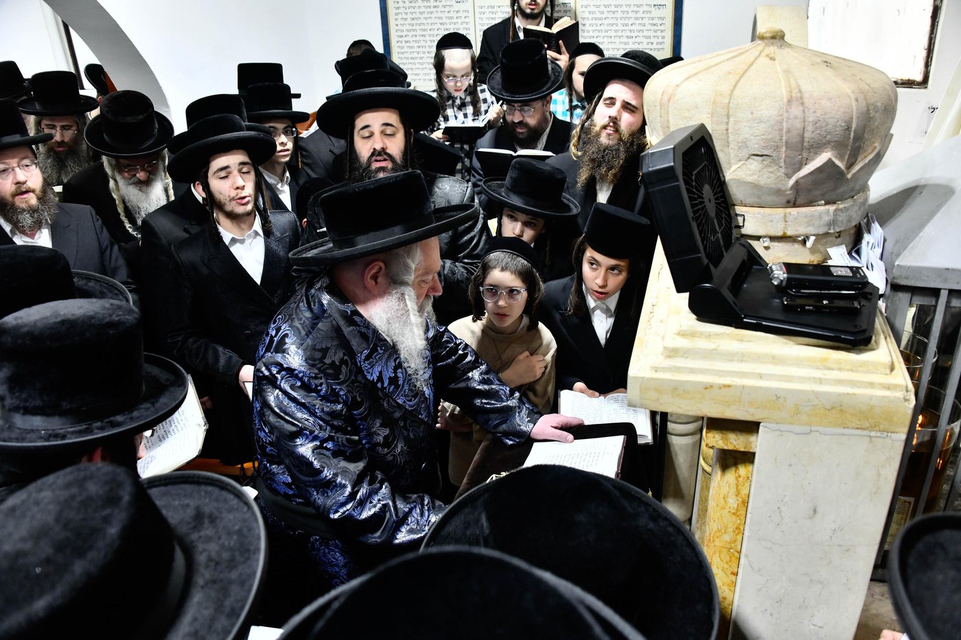 האדמו"ר מפרמישלאן בעליה לציון אביו זצ"ל