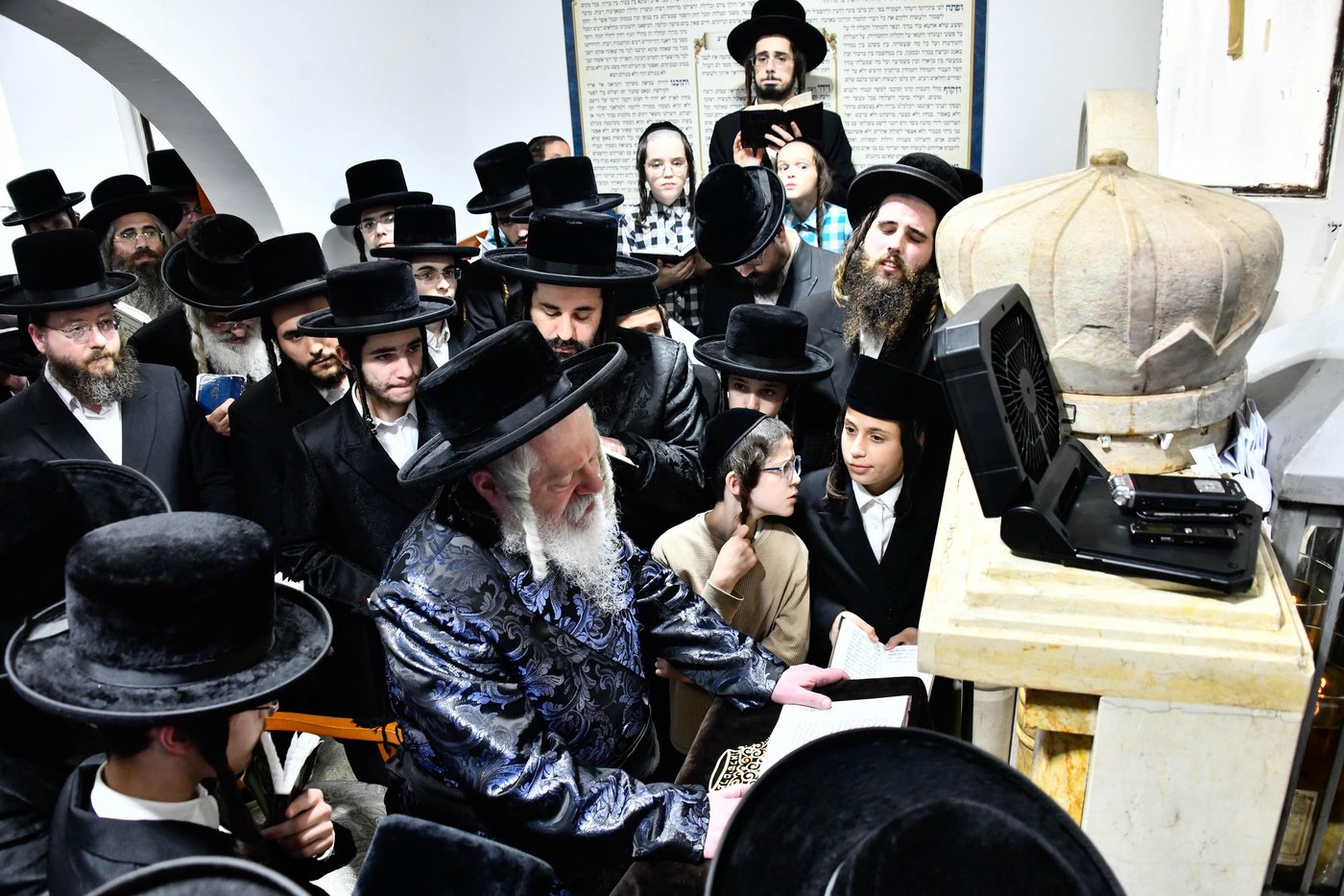 האדמו"ר מפרמישלאן בעליה לציון אביו זצ"ל