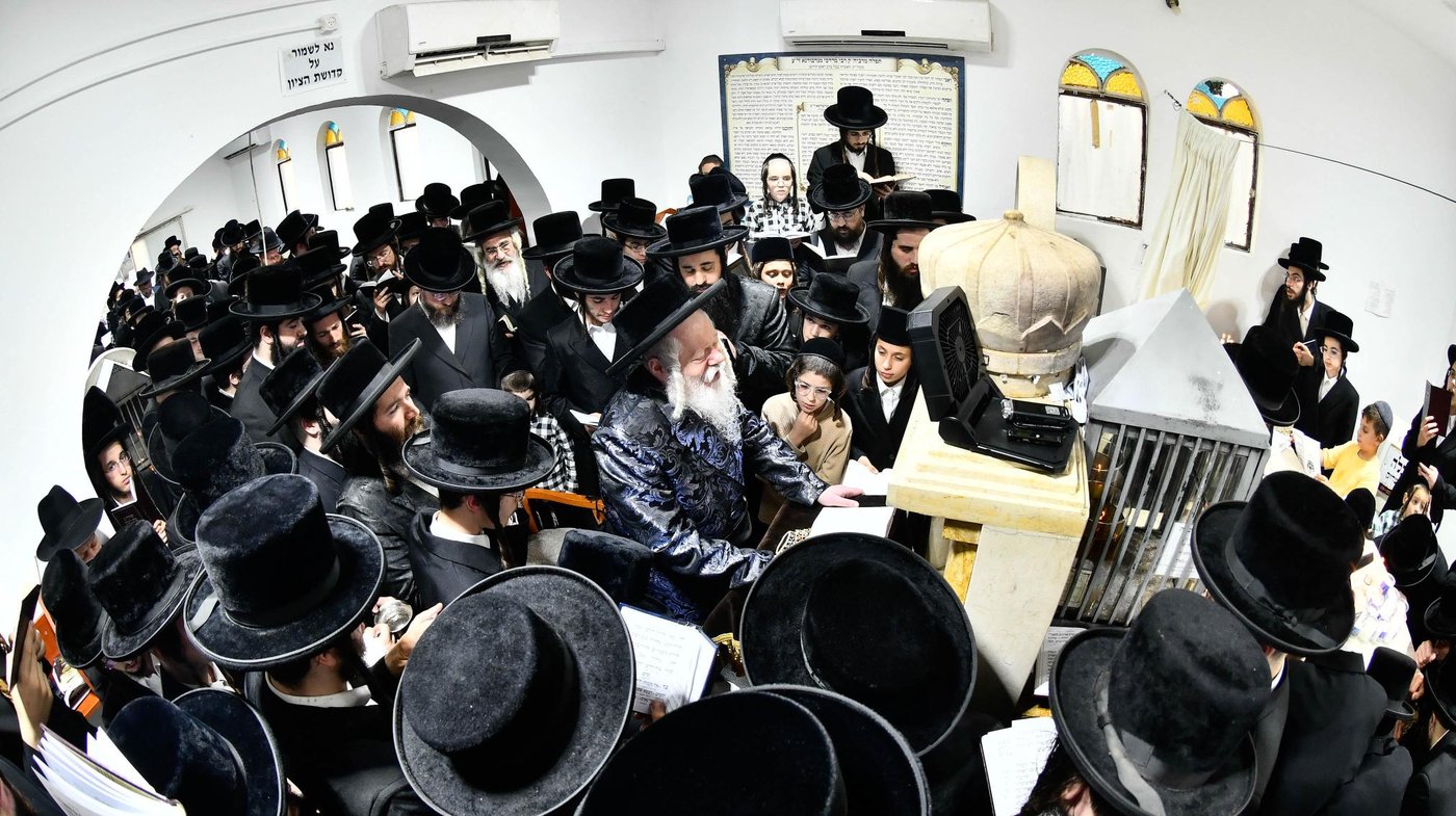 האדמו"ר מפרמישלאן בעליה לציון אביו זצ"ל