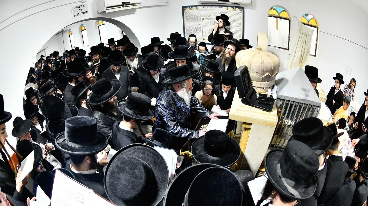 האדמו"ר מפרמישלאן בעליה לציון אביו זצ"ל