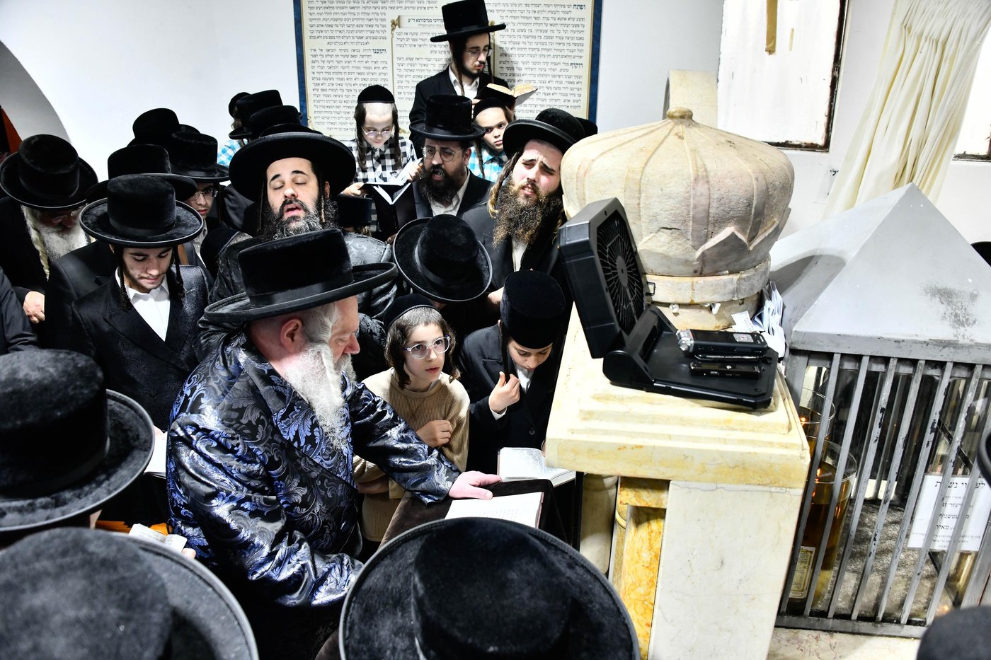 האדמו"ר מפרמישלאן בעליה לציון אביו זצ"ל