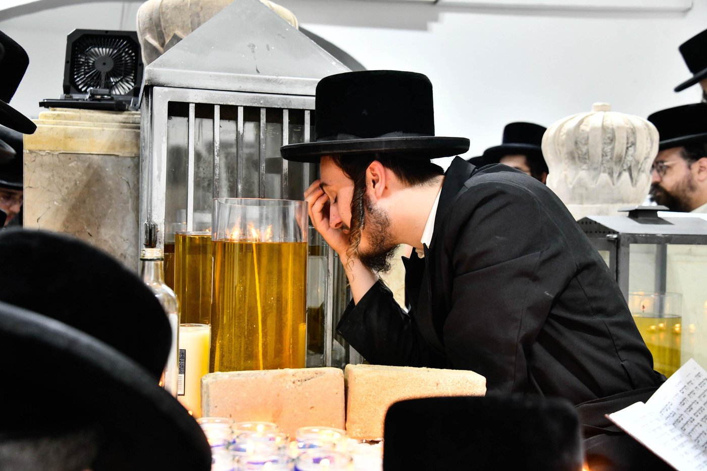 האדמו"ר מפרמישלאן בעליה לציון אביו זצ"ל