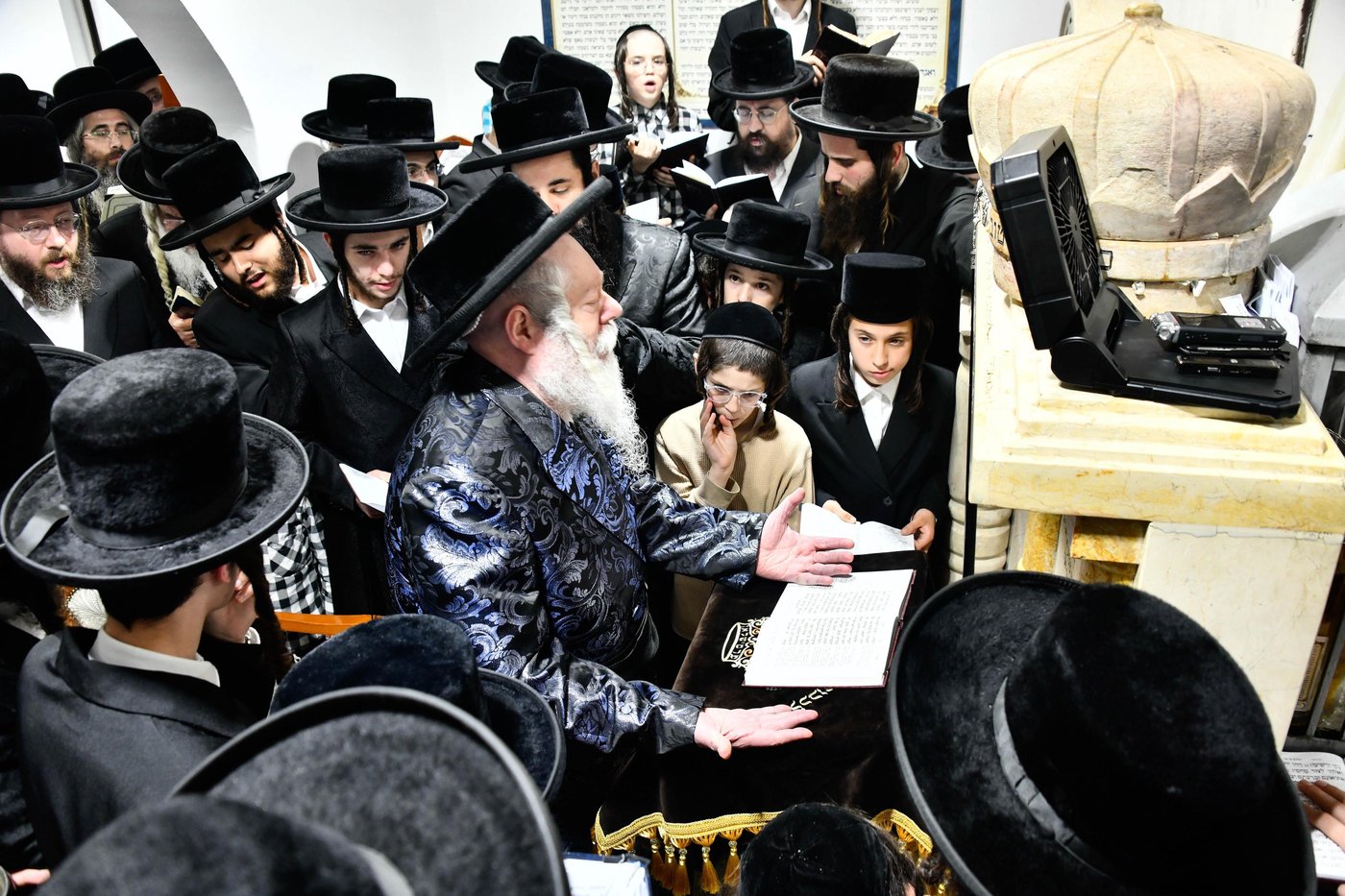 האדמו"ר מפרמישלאן בעליה לציון אביו זצ"ל