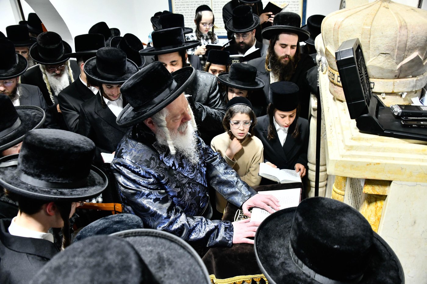 האדמו"ר מפרמישלאן בעליה לציון אביו זצ"ל