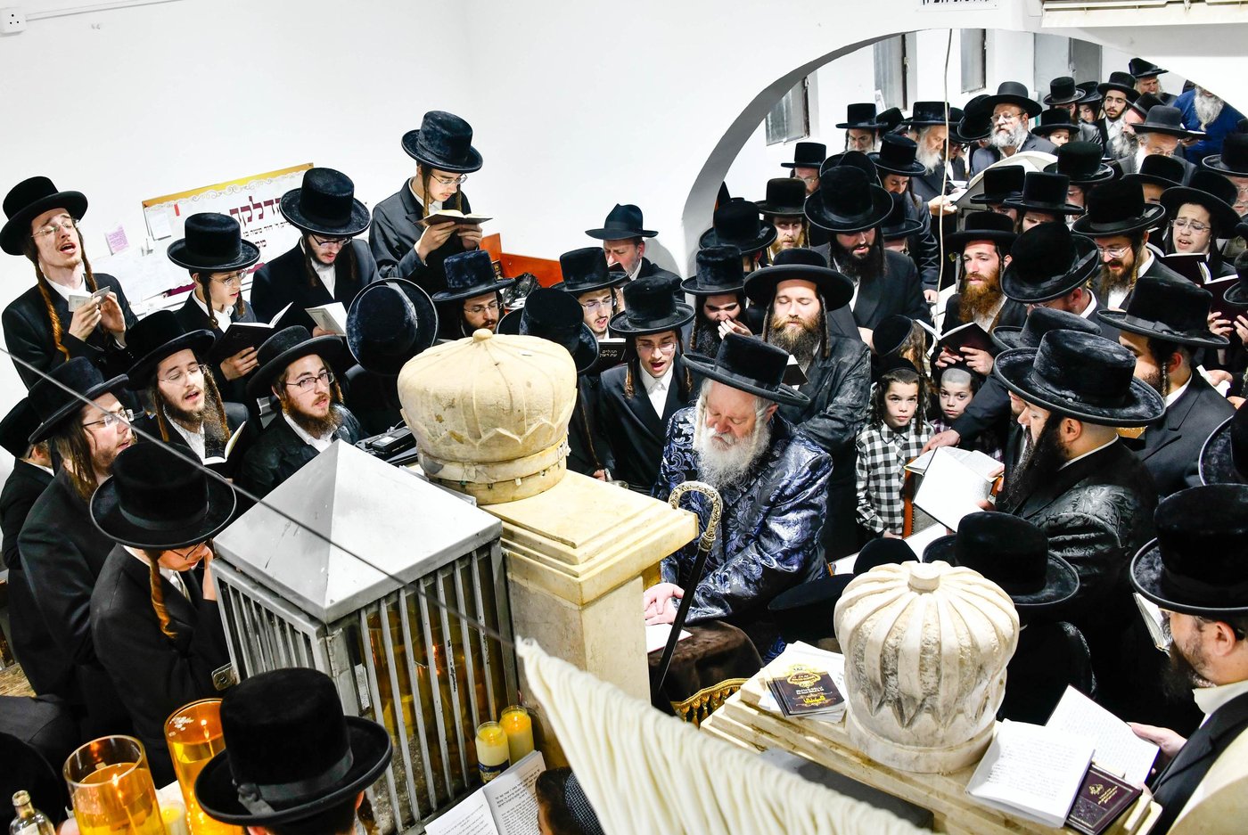האדמו"ר מפרמישלאן בעליה לציון אביו זצ"ל