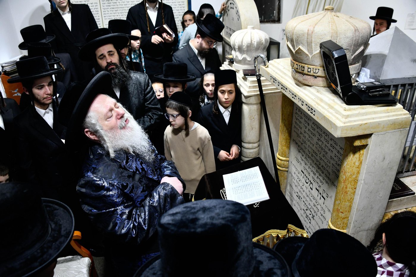 האדמו"ר מפרמישלאן בעליה לציון אביו זצ"ל