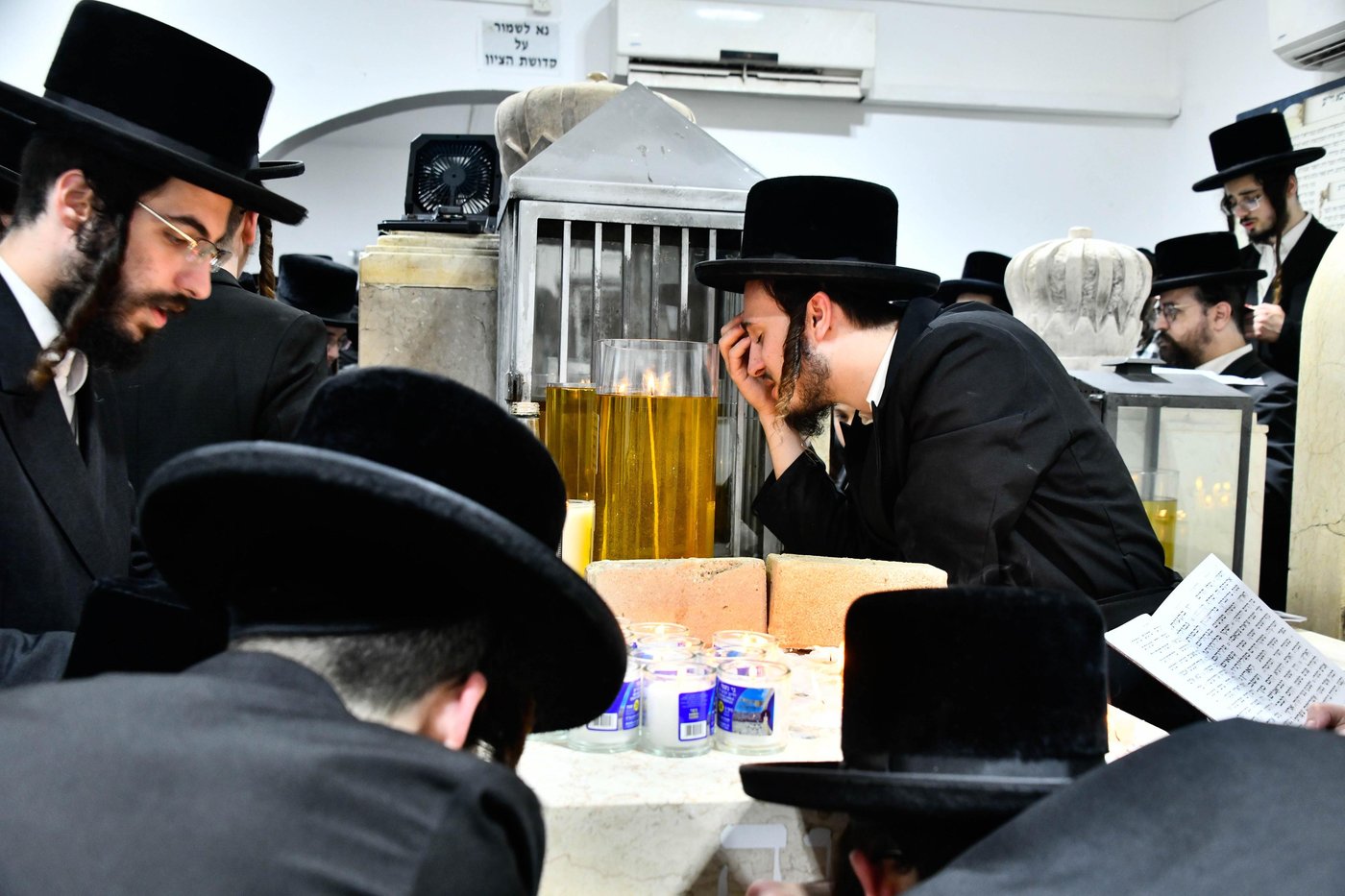 האדמו"ר מפרמישלאן בעליה לציון אביו זצ"ל