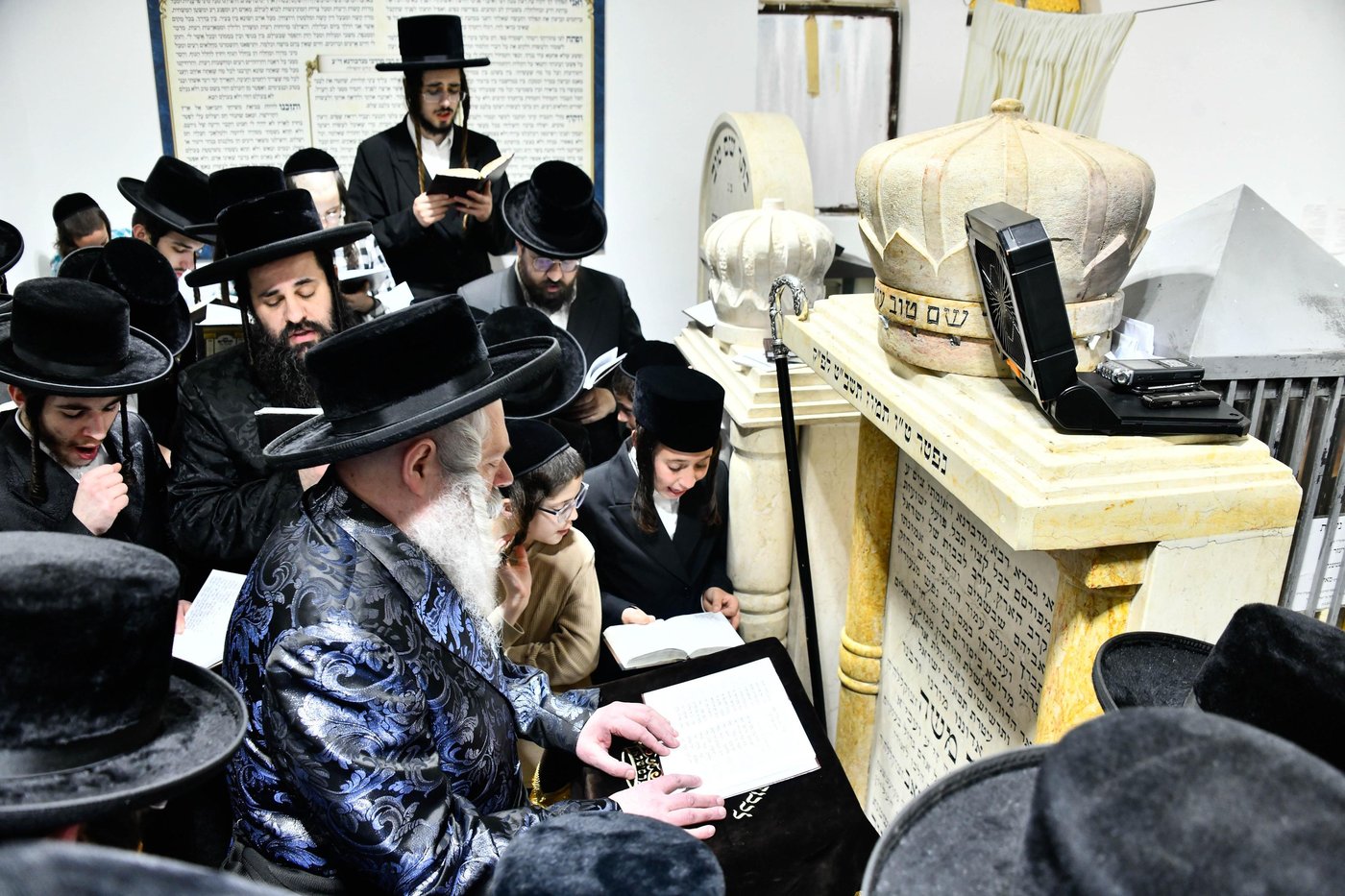האדמו"ר מפרמישלאן בעליה לציון אביו זצ"ל