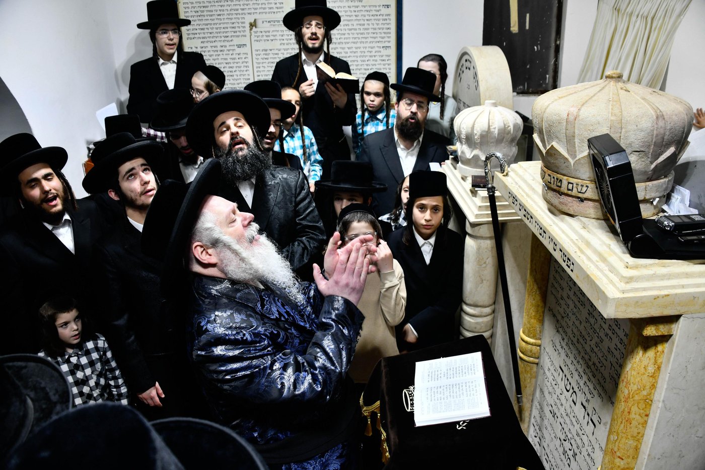 האדמו"ר מפרמישלאן בעליה לציון אביו זצ"ל