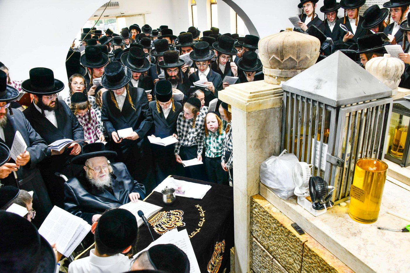 האדמו"ר מקרעטשניף בעליה לציון אביו האדמו"ר זצ"ל