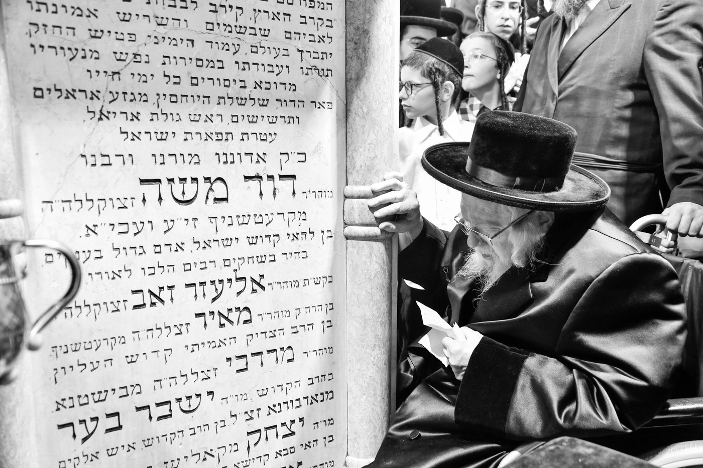 האדמו"ר מקרעטשניף בעליה לציון אביו האדמו"ר זצ"ל