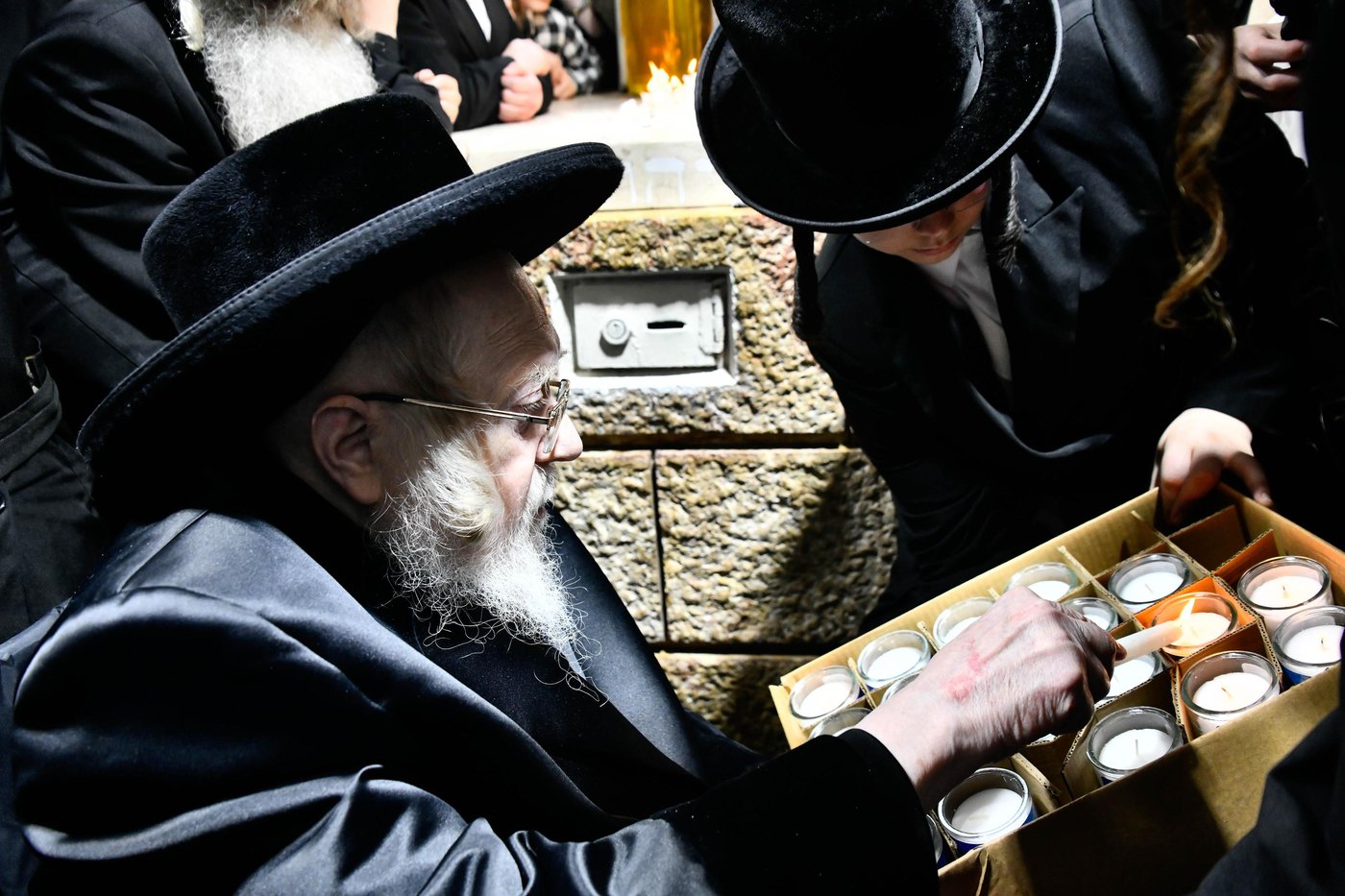 האדמו"ר מקרעטשניף בעליה לציון אביו האדמו"ר זצ"ל
