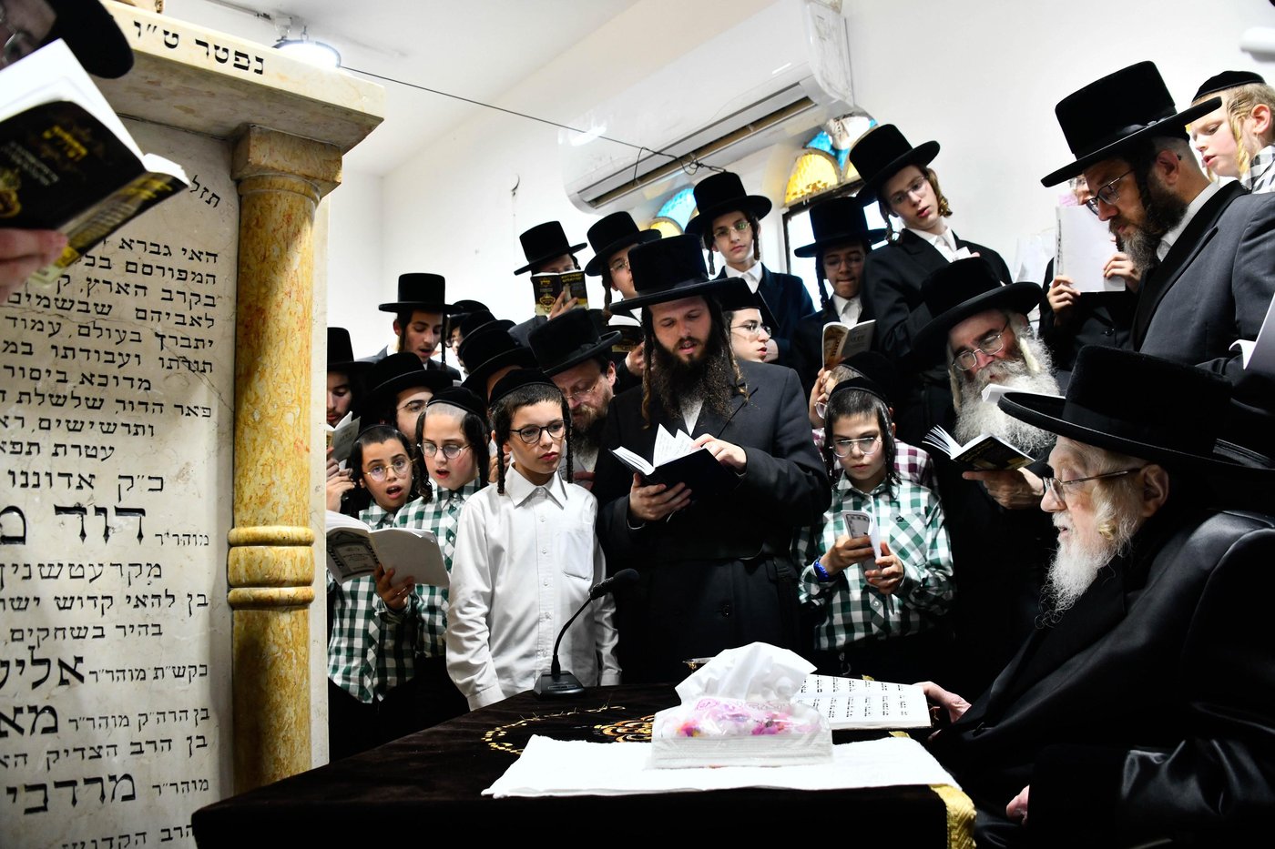האדמו"ר מקרעטשניף בעליה לציון אביו האדמו"ר זצ"ל