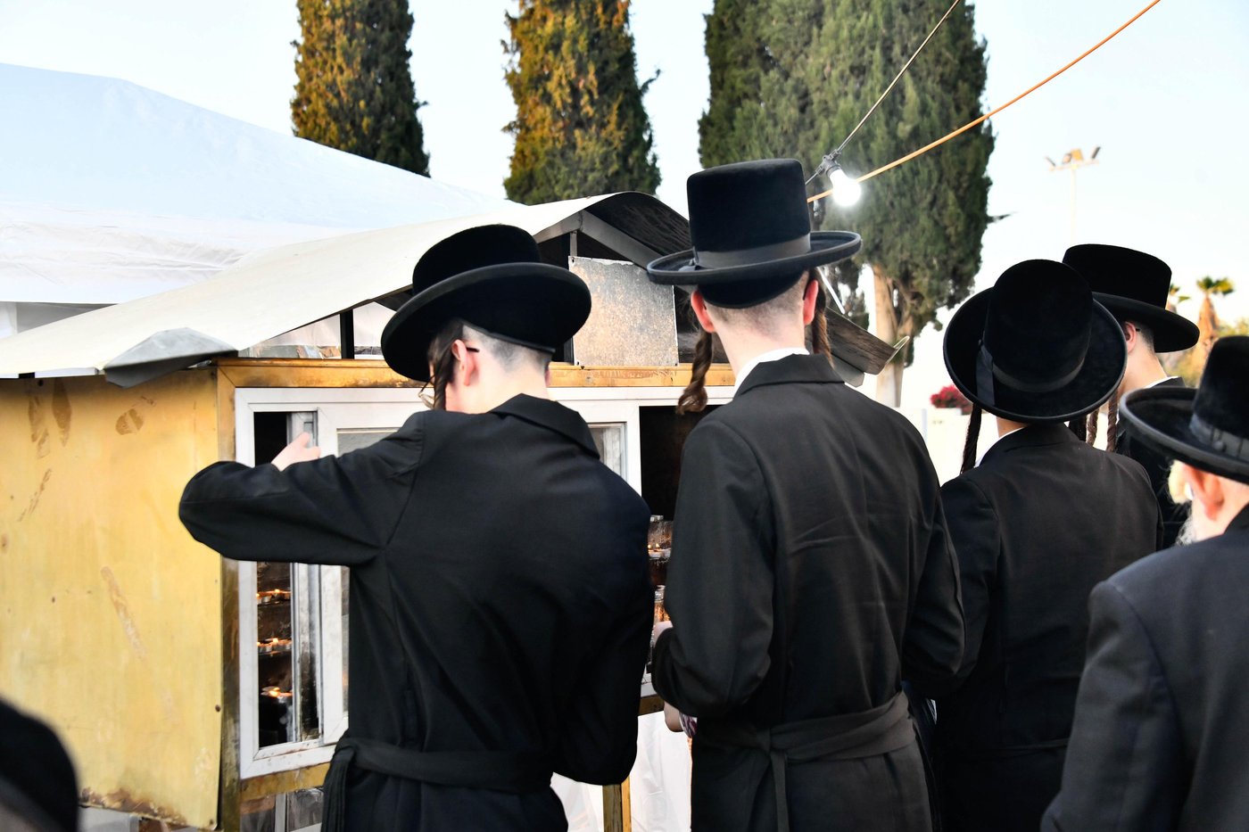 האדמו"ר מקרעטשניף בעליה לציון אביו האדמו"ר זצ"ל
