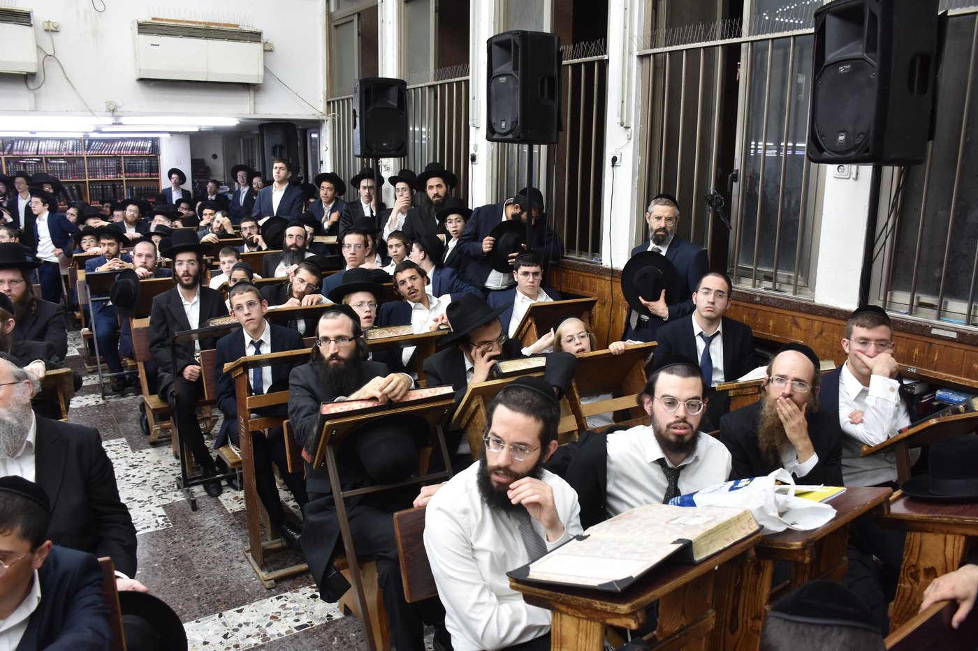 עצרת מחאה בכולל חזון איש בבני ברק על חילולי הקברים בעיר יהוד