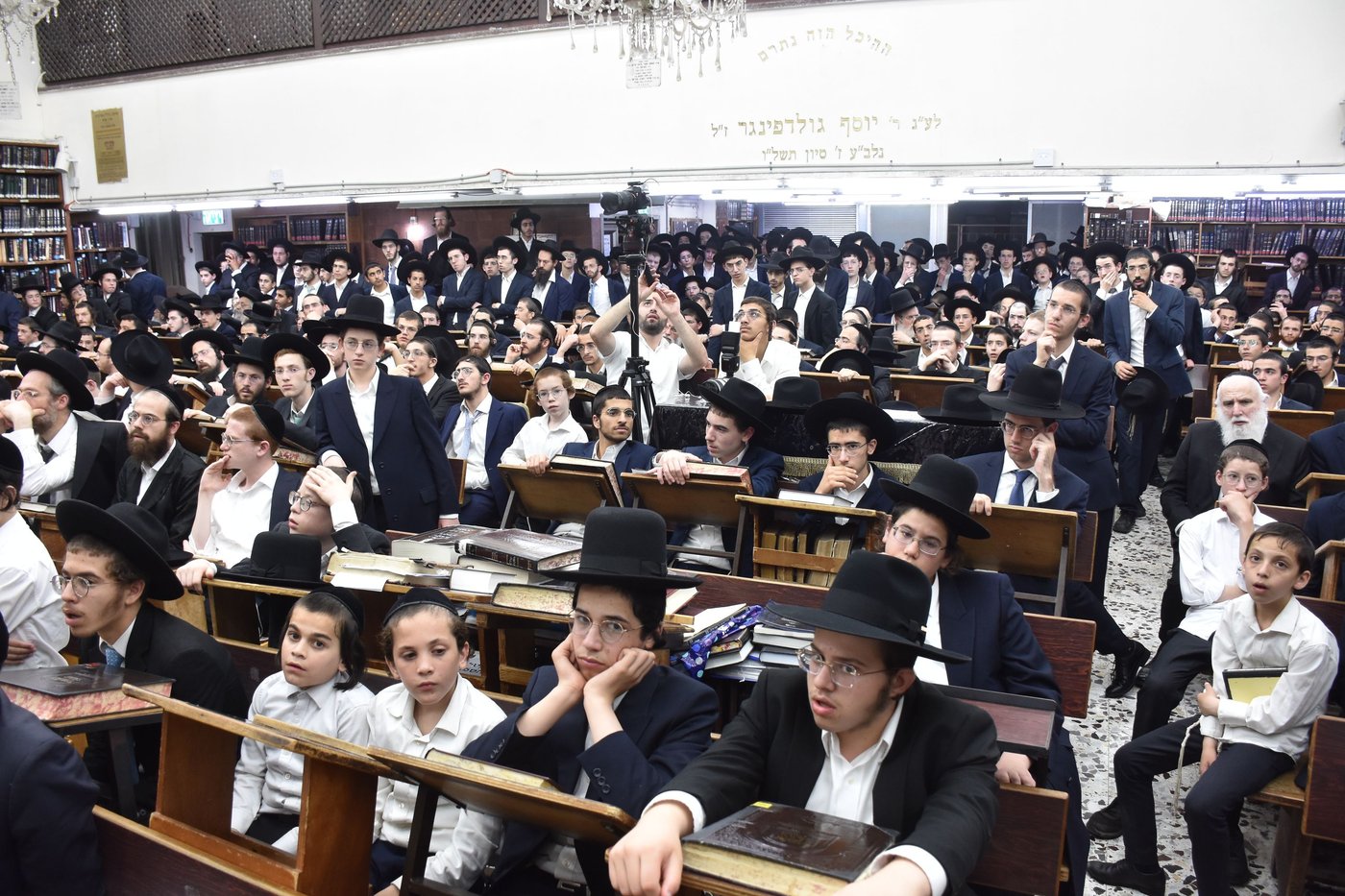 עצרת מחאה בכולל חזון איש בבני ברק על חילולי הקברים בעיר יהוד