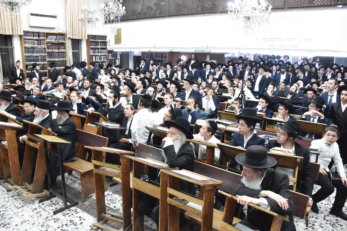 עצרת מחאה בכולל חזון איש בבני ברק על חילולי הקברים בעיר יהוד