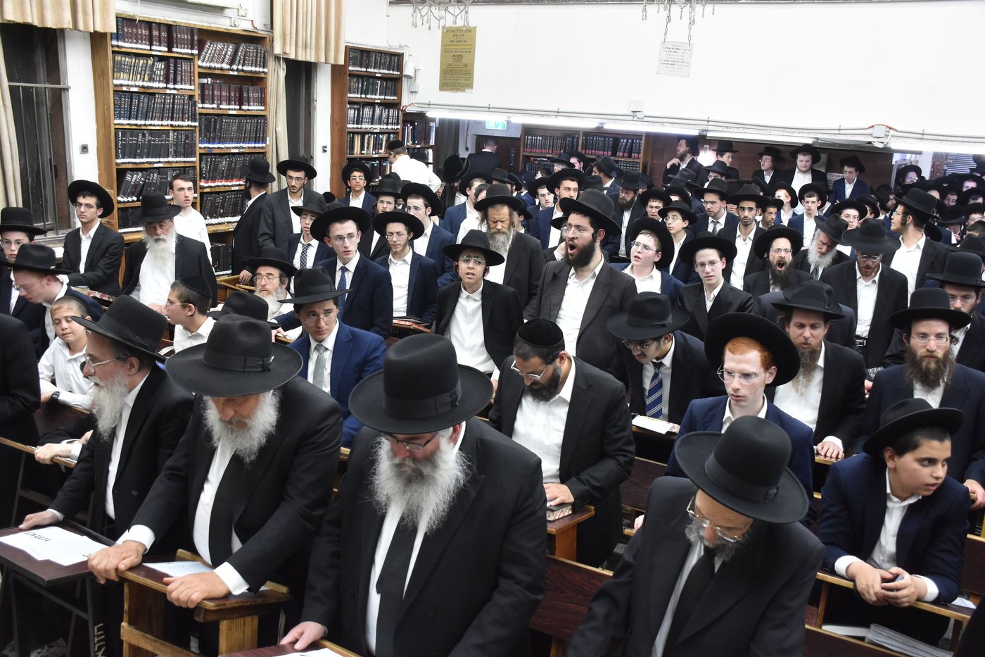 עצרת מחאה בכולל חזון איש בבני ברק על חילולי הקברים בעיר יהוד