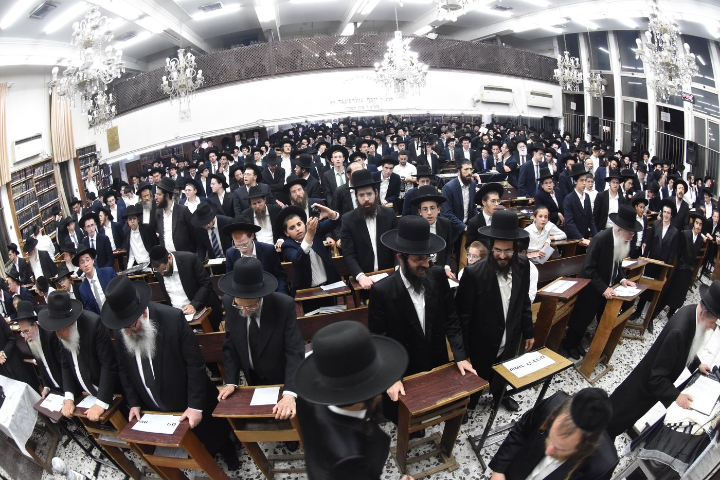 עצרת מחאה בכולל חזון איש בבני ברק על חילולי הקברים בעיר יהוד