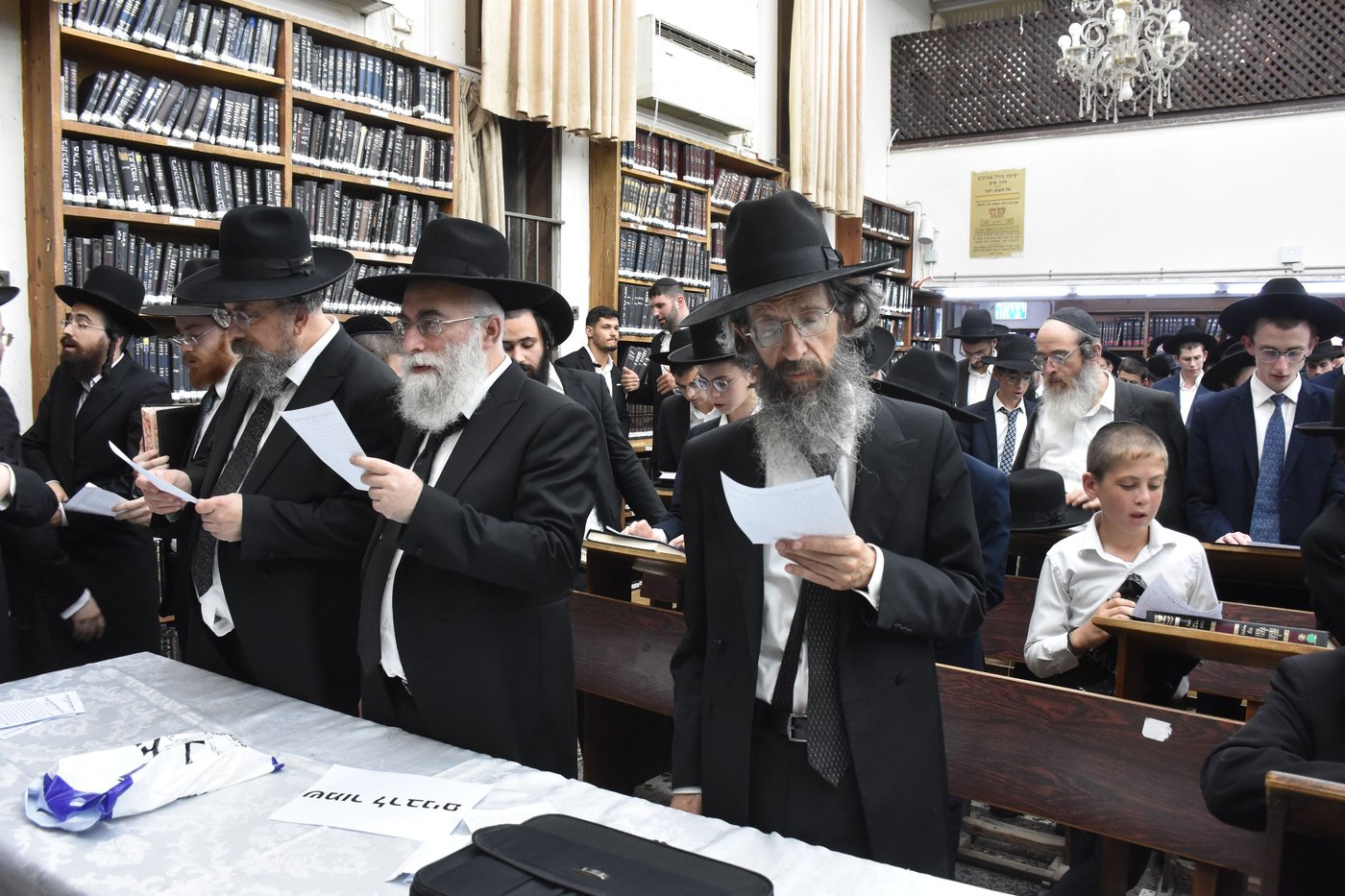 עצרת מחאה בכולל חזון איש בבני ברק על חילולי הקברים בעיר יהוד