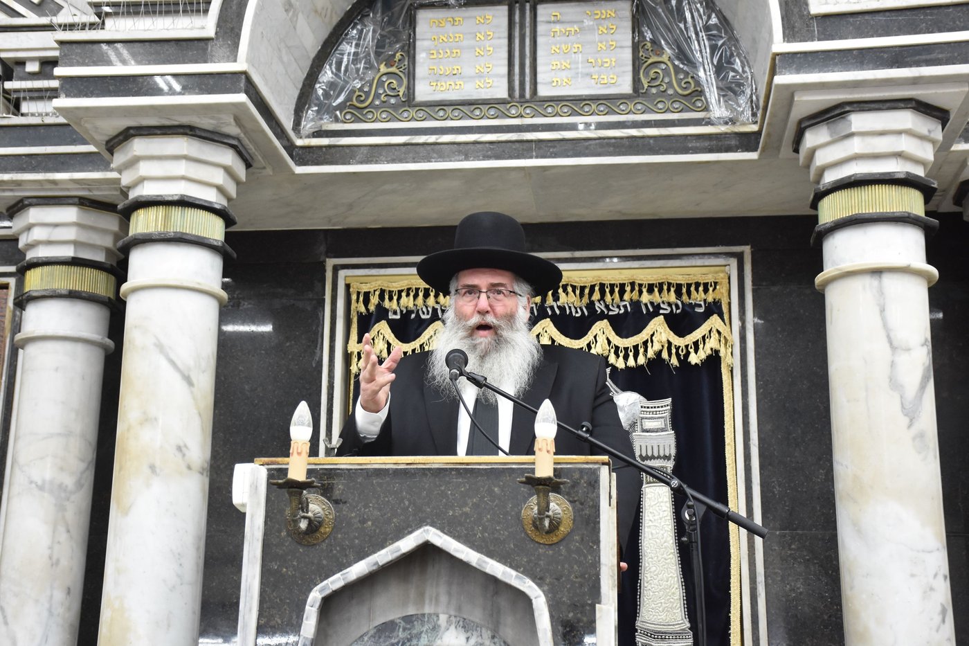 עצרת מחאה בכולל חזון איש בבני ברק על חילולי הקברים בעיר יהוד