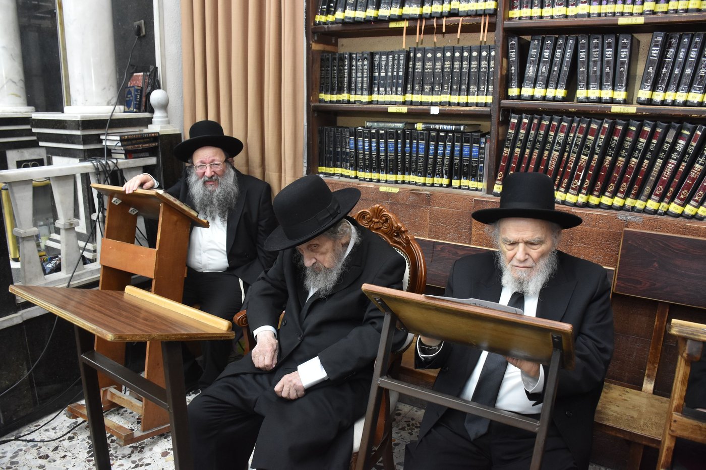 עצרת מחאה בכולל חזון איש בבני ברק על חילולי הקברים בעיר יהוד