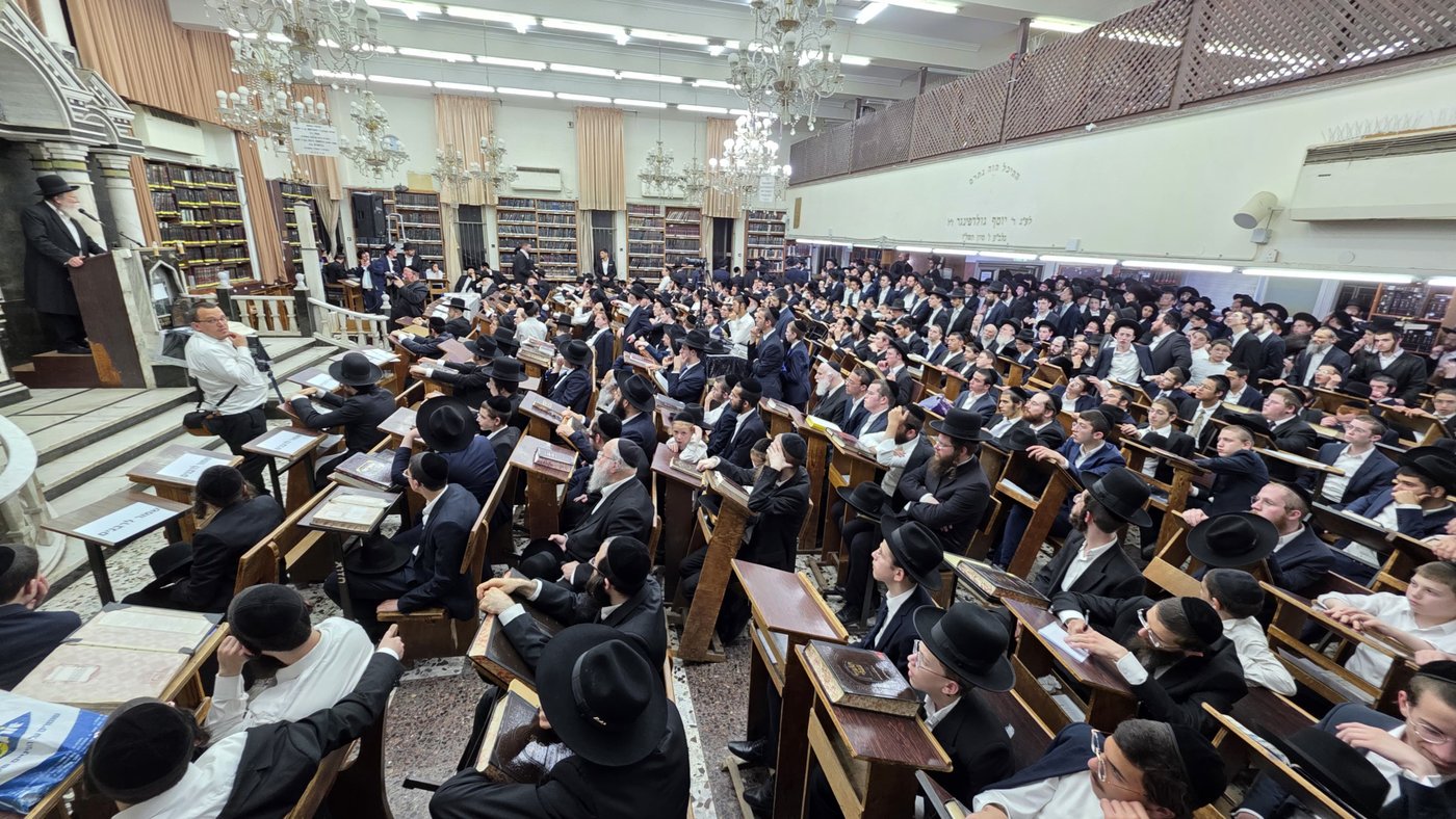 עצרת מחאה בכולל חזון איש בבני ברק