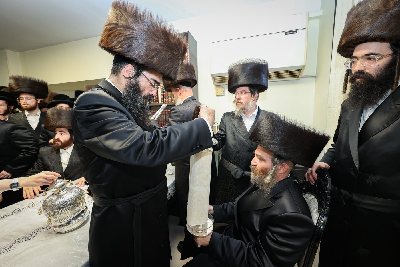 הכנסת ספר תורה לע"נ הר"ר ישראל נח ויזל ז"ל