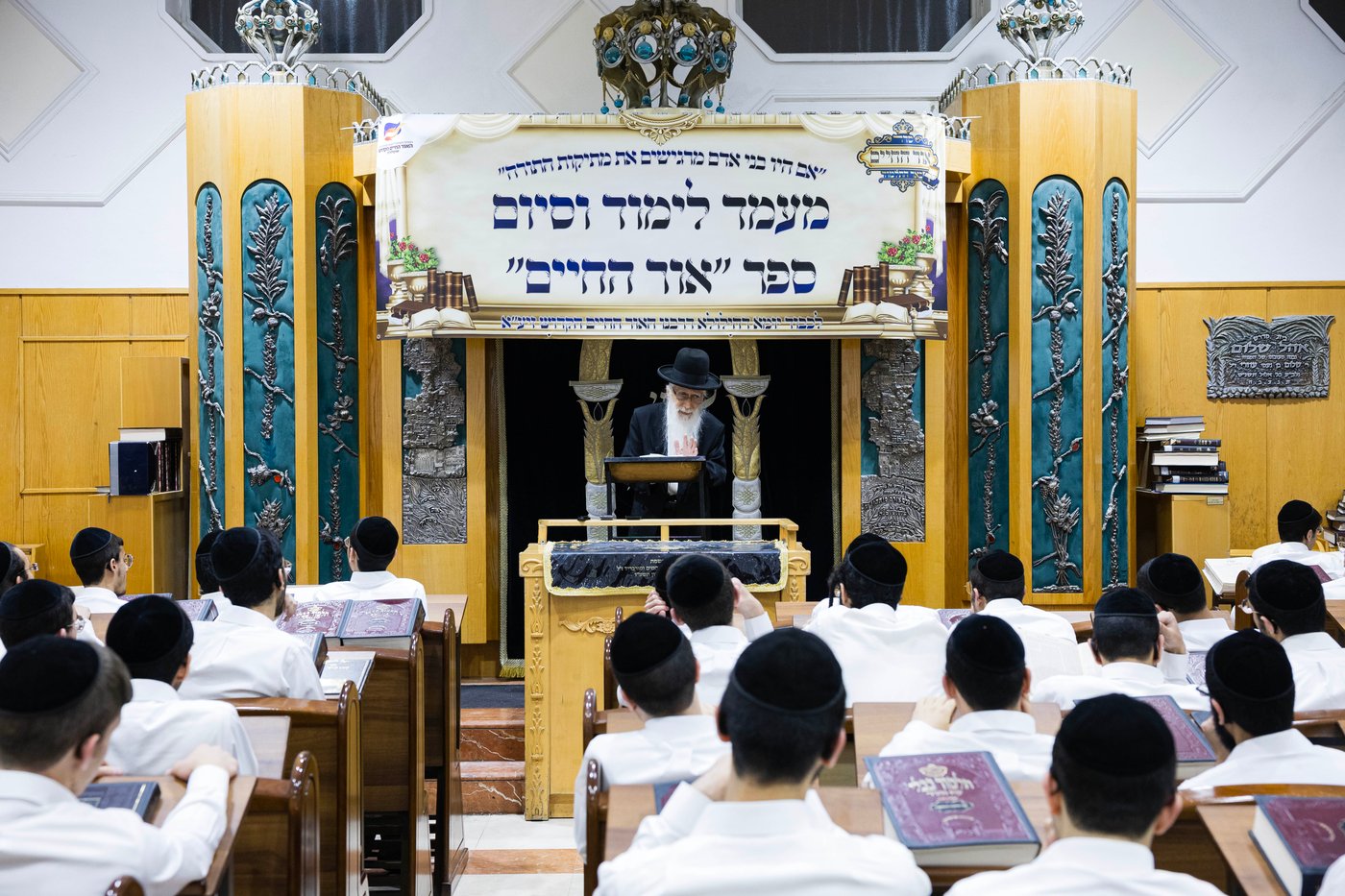 הגאון הרב יהודה כהן נושא דברים לפני תלמידי הישיבה