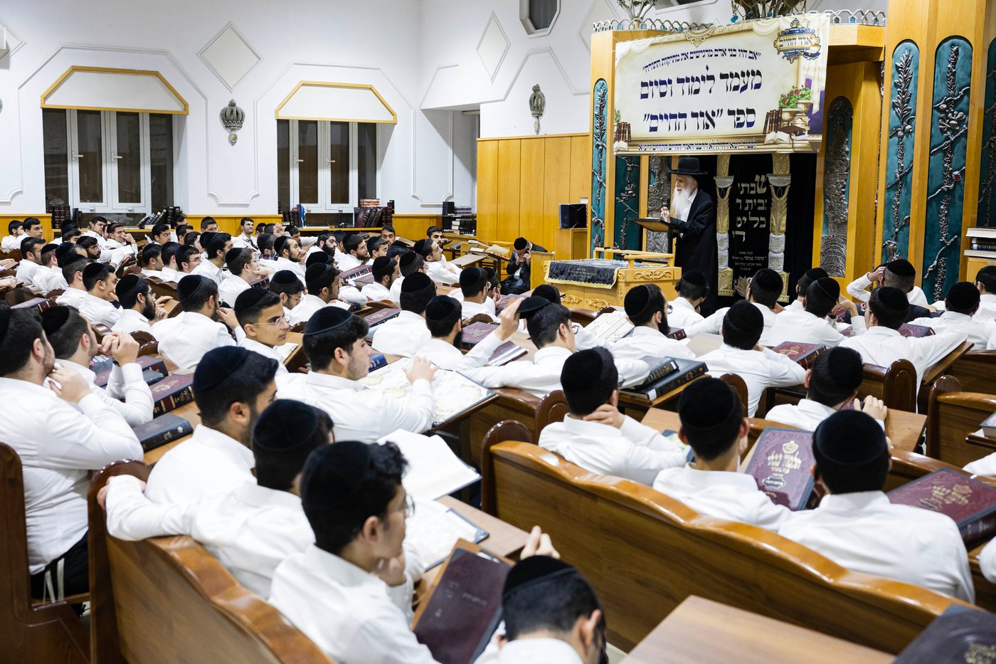 הגאון הרב יהודה כהן נושא דברים לפני תלמידי הישיבה