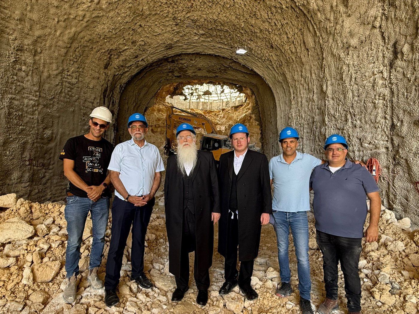 אחרי שנים רבות של המתנה: נפרצה המנהרה למעלית הכותל | תיעוד מרגש
