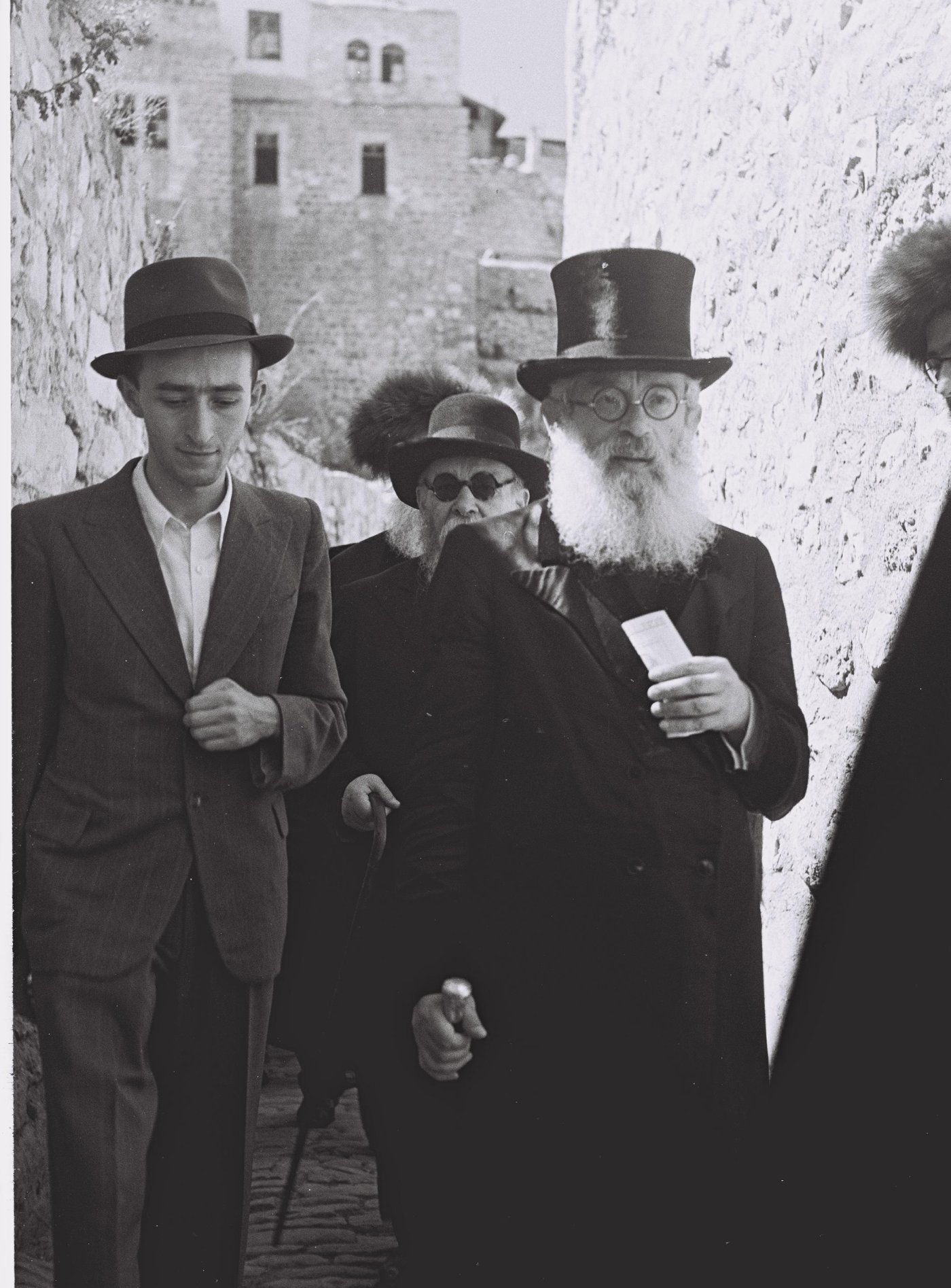 הרב יצחק הרצוג בעלייה לרגל בחג הסוכות בירושלים, 1945