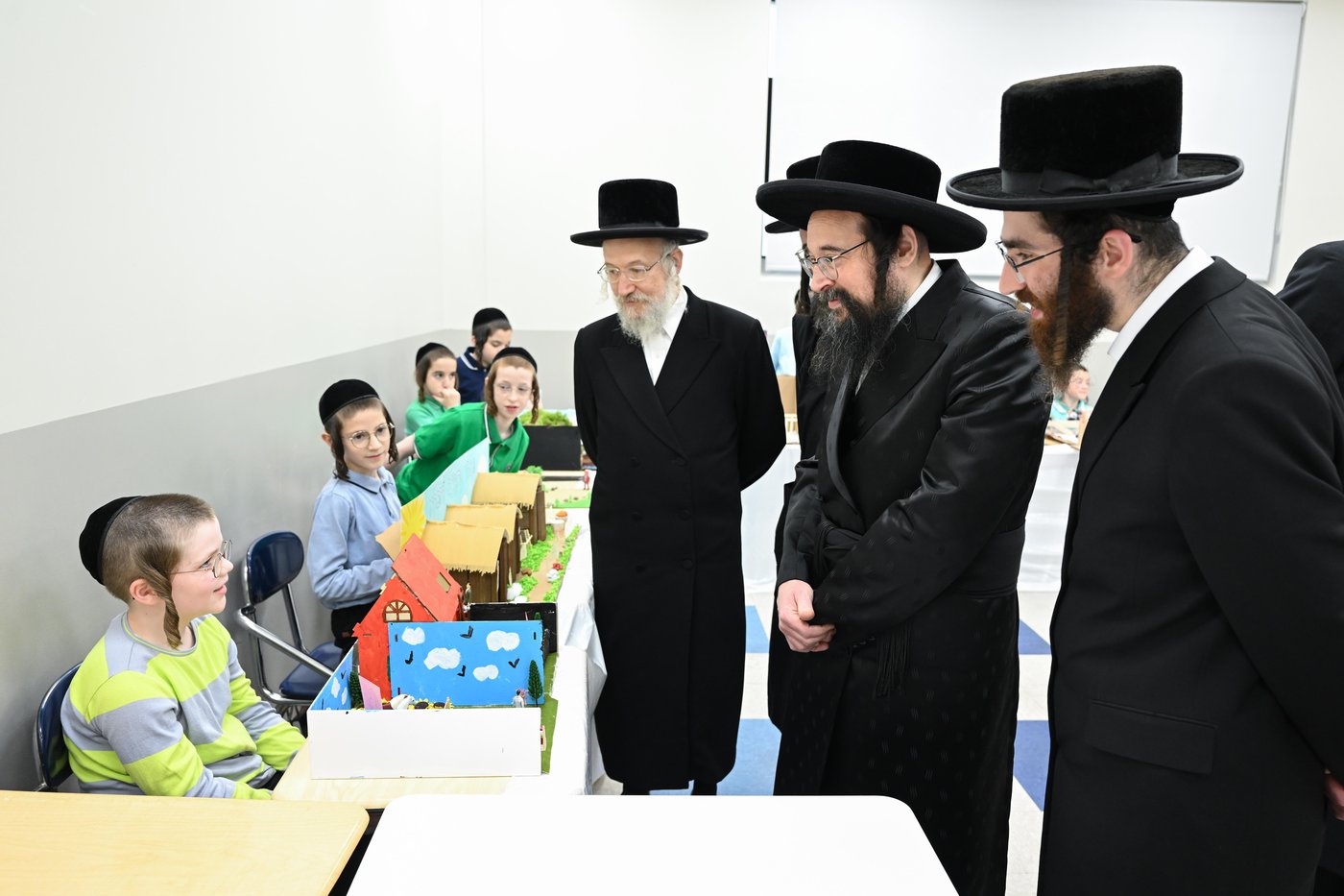 הגה"צ אב"ד צאנז ארה"ב בביקור בת"ת צאנז בבורו פארק