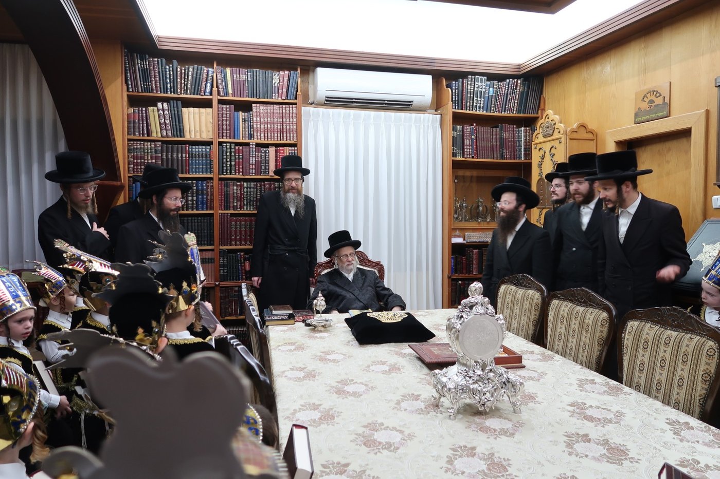 האדמו"ר מסערט ויז'ניץ בחלוקת חומשים לילדי החמד