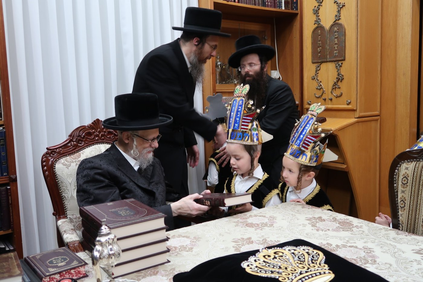 האדמו"ר מסערט ויז'ניץ בחלוקת חומשים לילדי החמד