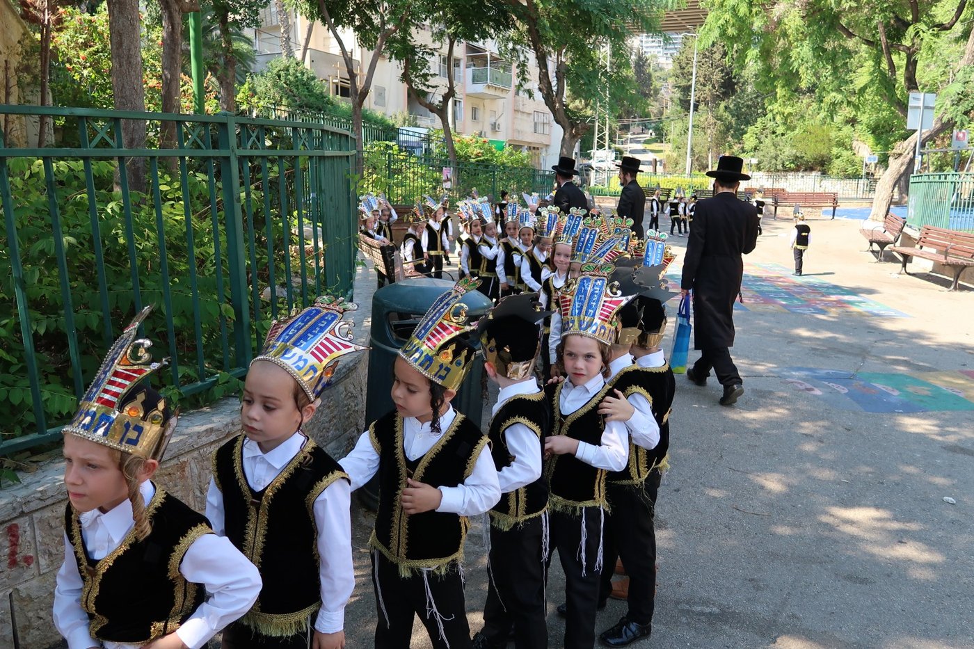האדמו"ר מסערט ויז'ניץ בחלוקת חומשים לילדי החמד