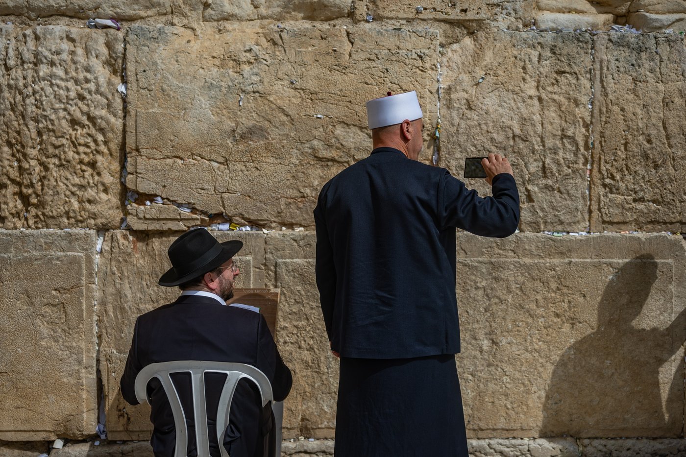 השתלבות במרקם החברתי - דרוזי לצד חרדי בכותל המערבי