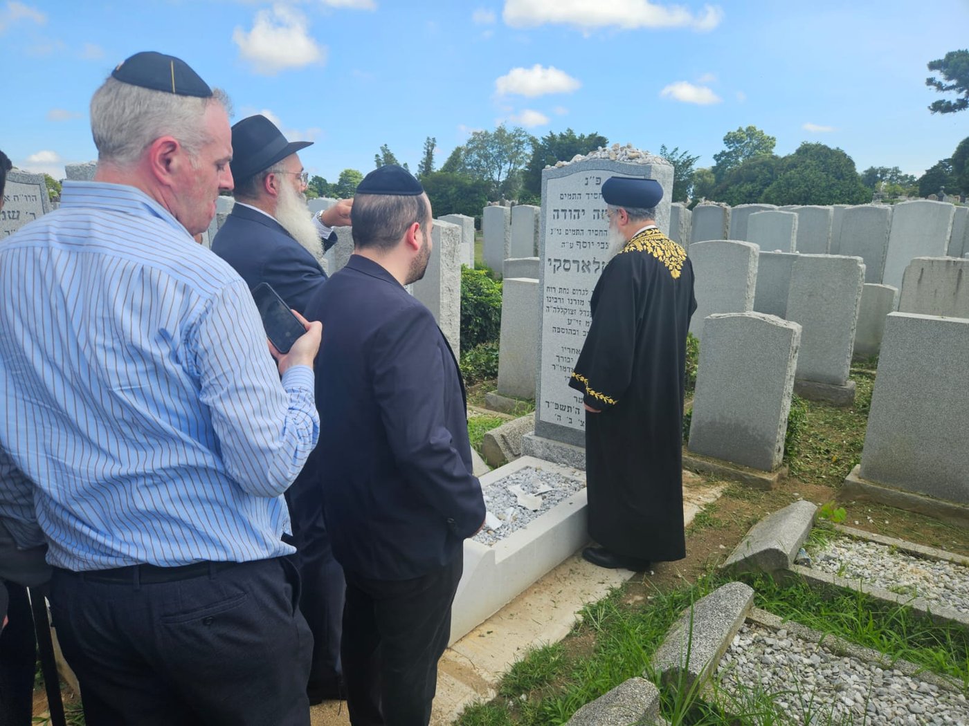 הראשל"צ הגר"ד יוסף בתפילה בבית העלמין בקויינס