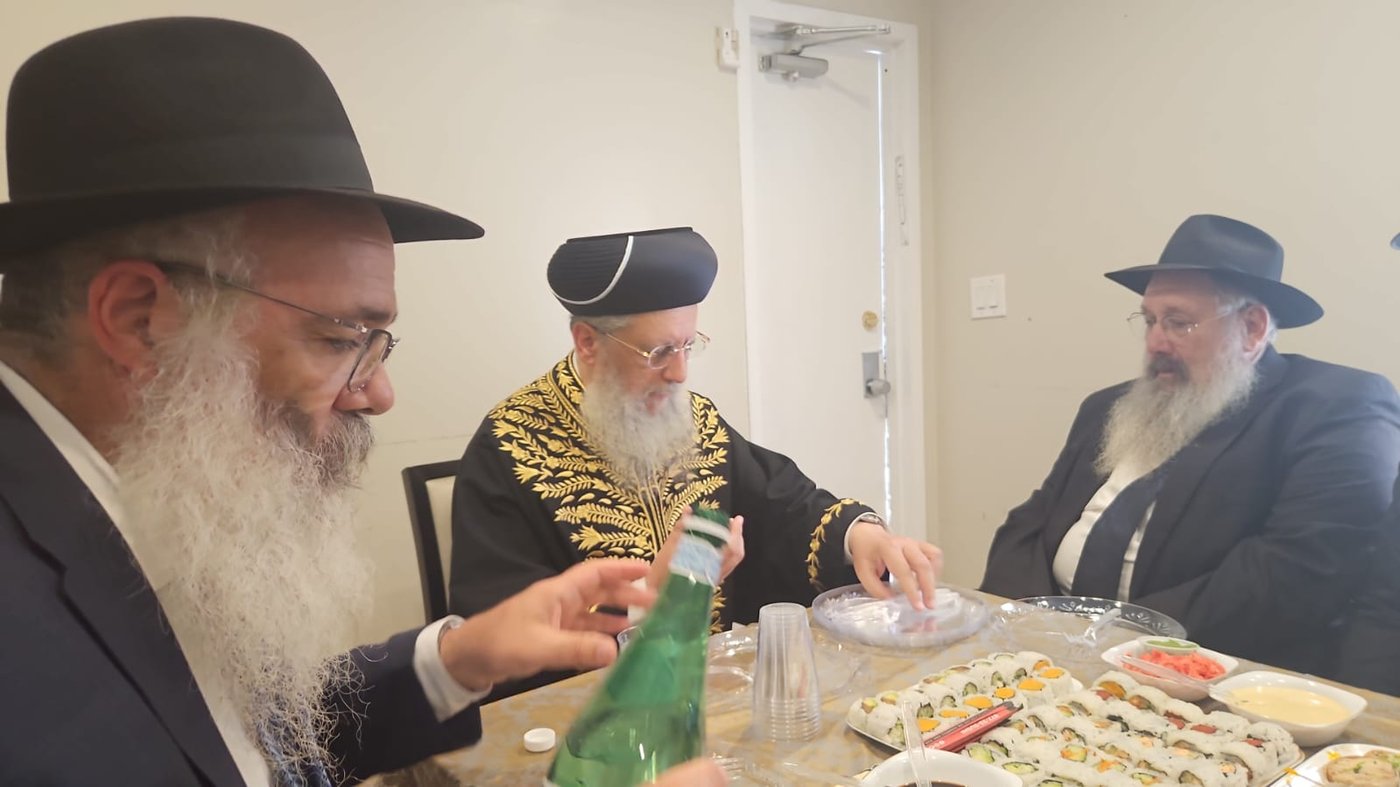 הראשל"צ הגר"ד יוסף עם שליחי חב"ד במקום