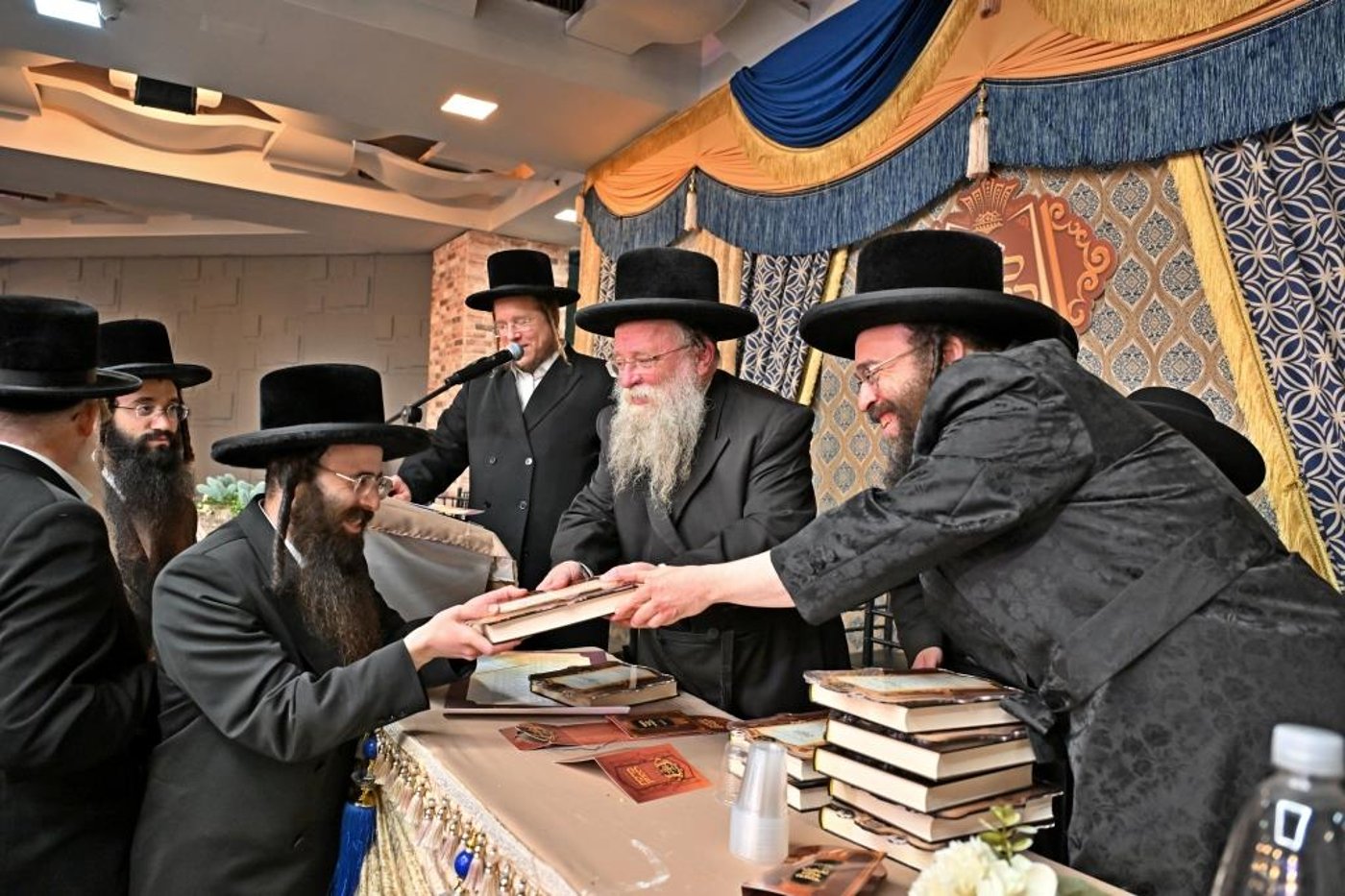 מעמד כבוד התורה למצטייני מפעל קנין ההלכה דחסידי באבוב 45