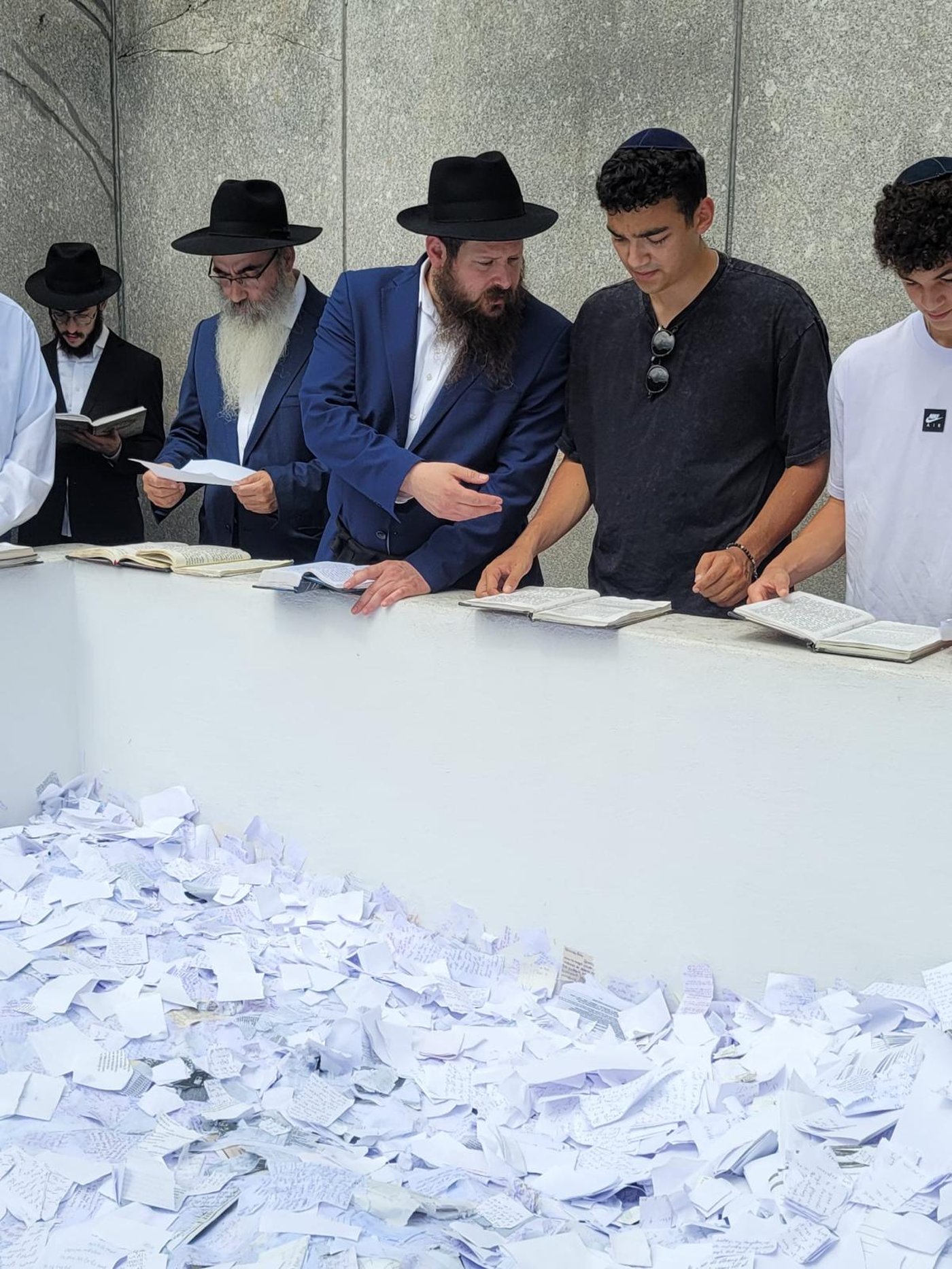 אלכסנדר נושא תפילה בציון הרבי