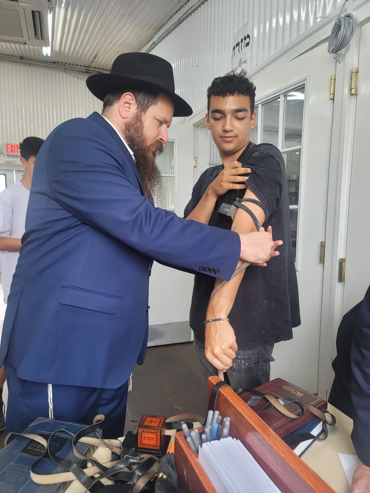 מניח תפילין לפני כניסתו לציון