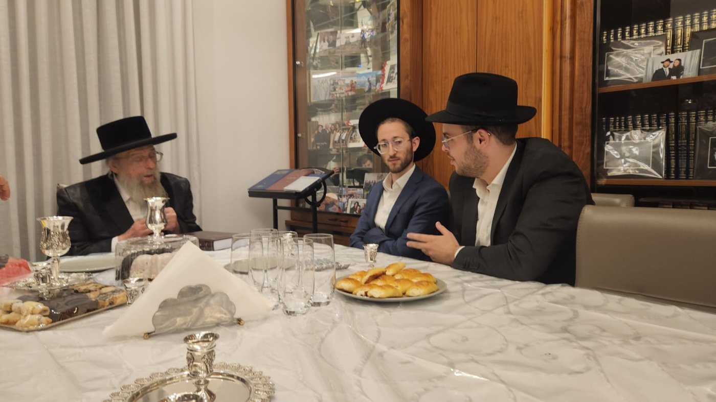 האדמו״ר מפינסק קרלין בביקור אצל יוסי ערבליך