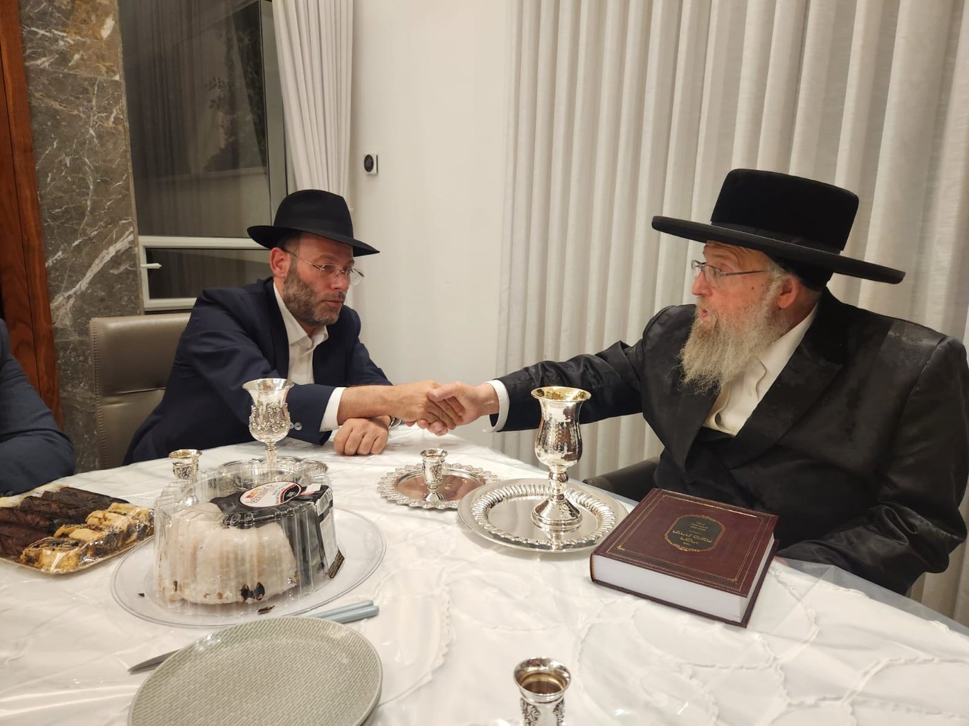האדמו״ר מפינסק קרלין בביקור אצל יוסי ערבליך
