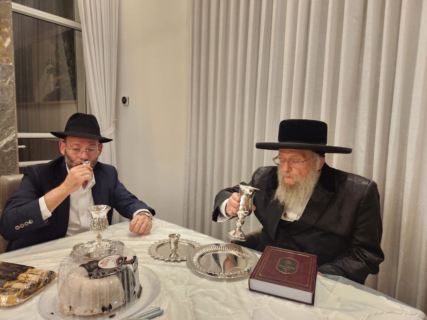 האדמו״ר מפינסק קרלין בביקור אצל יוסי ערבליך